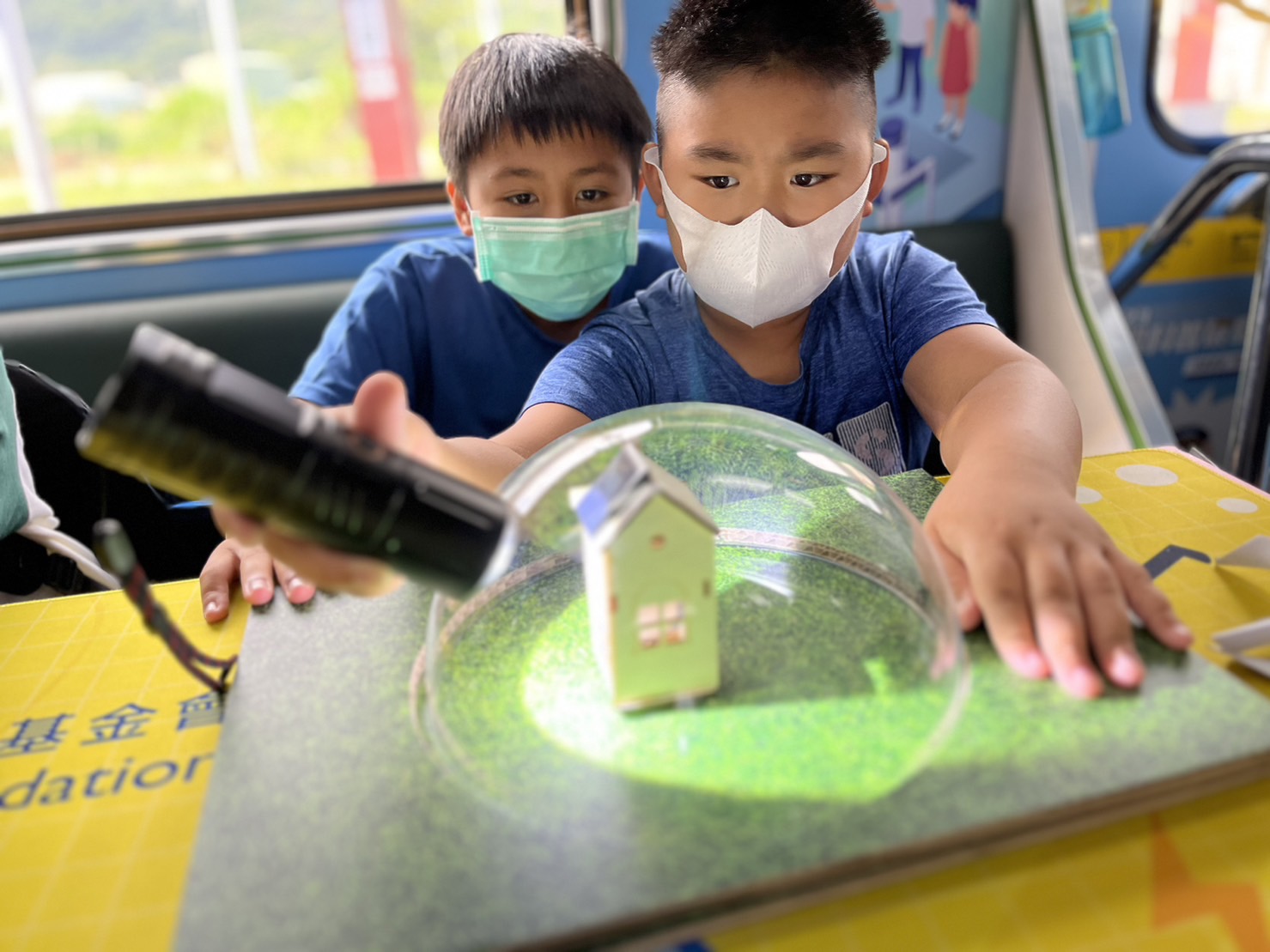 3499拉斯维加斯參與基礎科學主題車廂，以STEAM教學精神，設計「逐日科學家」、「太陽能工程師」以及「淨零建築師」三大能源科普課程和實驗